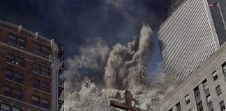 La torre sud del World Trade Center collassa in seguito allo schianto dell’aereo. USA, New York, 2001 © James Nachtwey/Contrasto