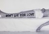 Laisvydė Šalčiūtė, Don’t Die for Love, dalla serie Strip Search, 2010. Courtesy l’artista © Laisvydė Šalčiūtė Photo © Marco Ravasini