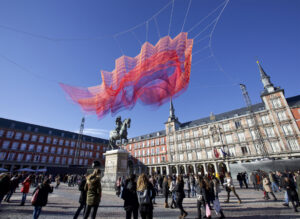 Una scultura di Janet Echelman per festeggiare 400 anni di Plaza de Mayor a Madrid