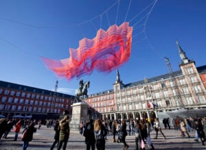 Una scultura di Janet Echelman per festeggiare 400 anni di Plaza de Mayor a Madrid