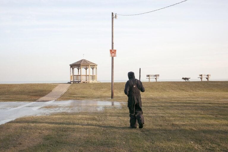 Mari Bastashevski, Dirigente della Karengnondi Water Authority a pesca, Detroit, Michigan, USA, 2017 © Mari Bastashevski