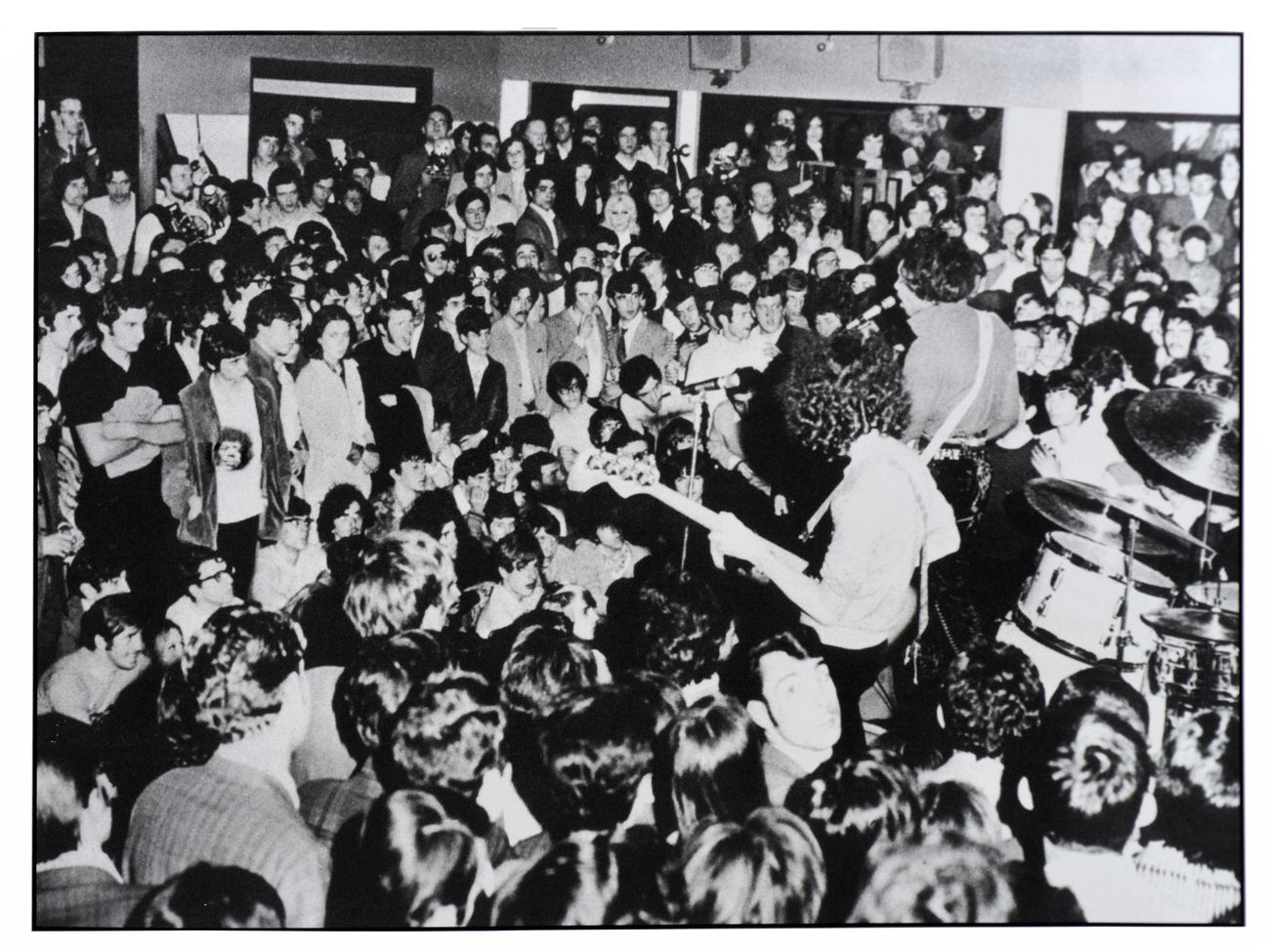 Renzo Chiesa, Jimi Hendrix e il pubblico del Piper di Milano, 1968 © Renzo Chiesa