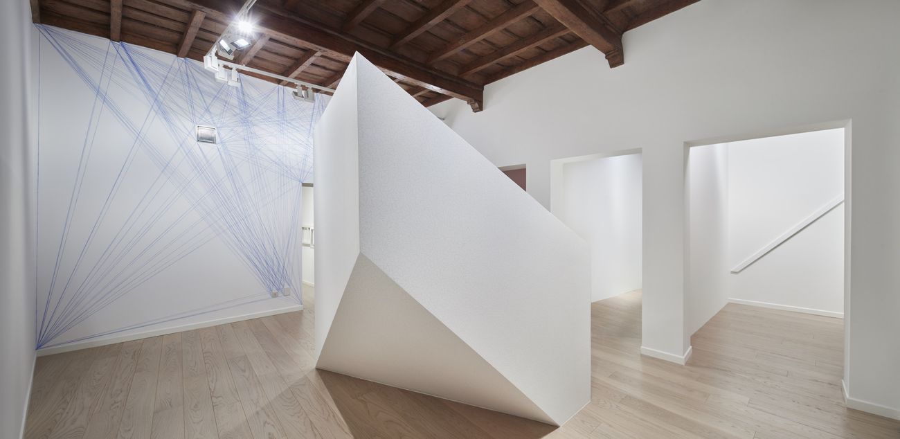 Sol LeWitt. Between the Lines. Installation view at Fondazione Carriero, Milano 2017. Photo Agostino Osio. Courtesy Fondazione Carriero, Collezione Panza, MendrisioEstate of Sol LeWitt. LeWitt Collection, Chester