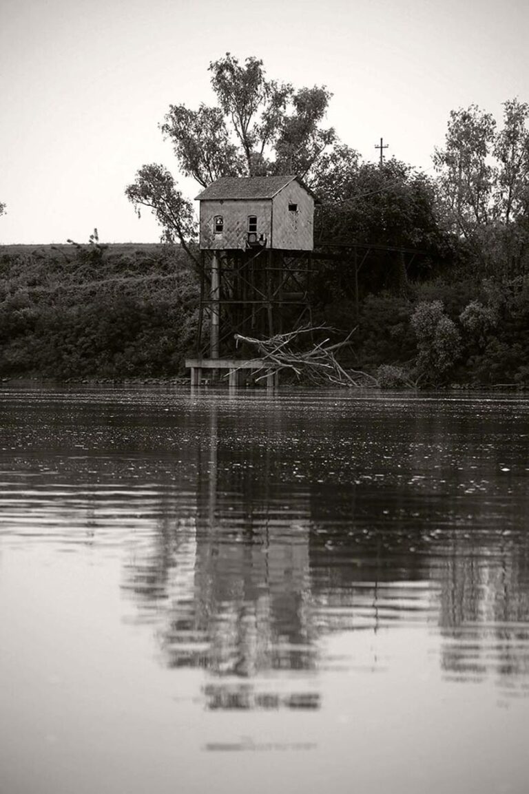 Sohei Nishino, Casa riflessa nel Po, Cantavenna, Piemonte, dalla serie “Il Po”, aprile 2017 © Sohei Nishino