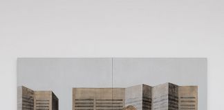 Stephan Balkenhol, Man in front of skyscraper, 2017. Courtesy Galleria Monica De Cardenas, Milano. Photo credit Andrea Rossetti