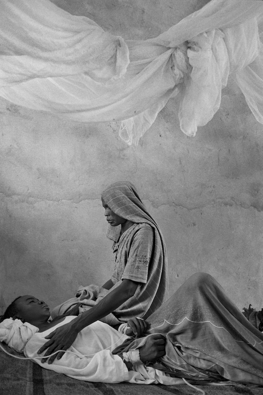 Una madre veglia sul figlio. Sudan, Darfur, 2003 © James Nachtwey/Contrasto