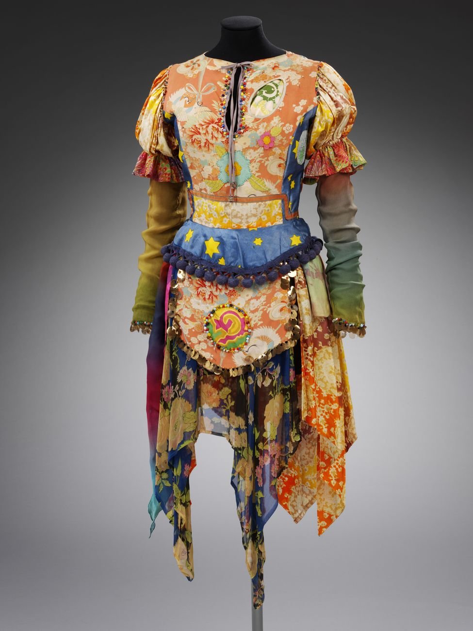 Vestito fatto da Marijke Koger dei The Fool, 1967-68 © Victoria and Albert Museum, London