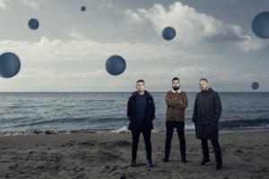 Il blu Klein ispira il videoclip di un trio di musica elettronica