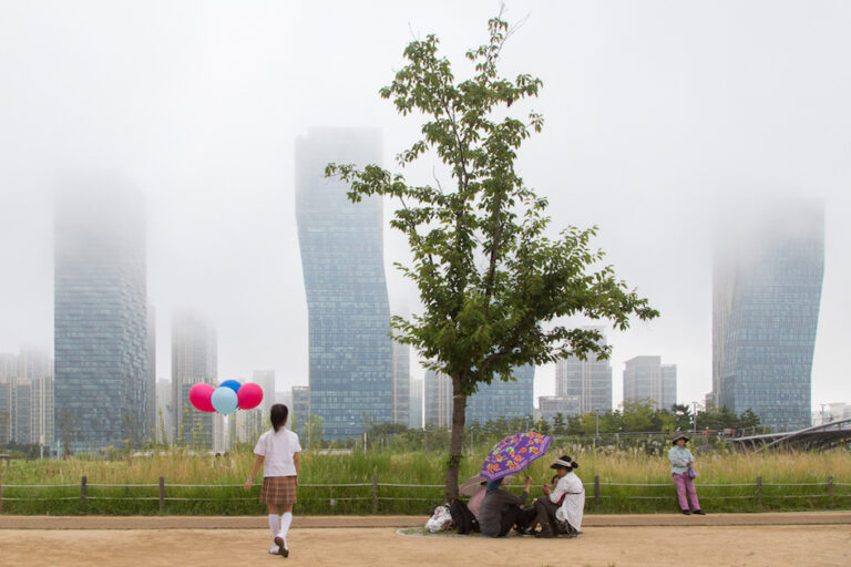 STEPHANIE BURET – Futuristic Utopia. Songdo, Corea del Sud, è il simbolo del nostro anelito a Madre Natura, della nostra tirrania del benessere a della nostra ossessione della ultra-sicurezza sotto la dittatura digitale. © Stephanie Buret