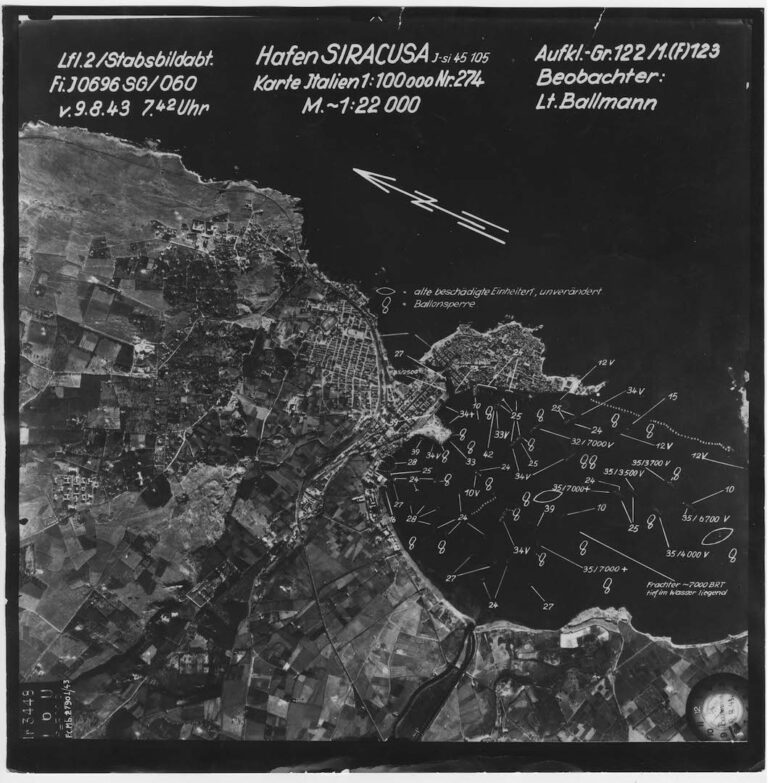 Foto aerea dello sbarco degli alleati presso la costa di Siracusa scattata dall'aviazione tedesca, Courtesy ICCD - Istituto Centrale per il Catalogo e la Documentazione, MiBACT - Aerofototeca Nazionale, Fondo LW, volo su Siracusa del 1943