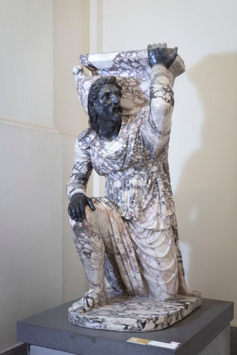 Statua di Barbaro inginocchiato, dagli Orti Farnesiani, Napoli, Museo Archeologico Nazionale © ph Claudio Sabatino