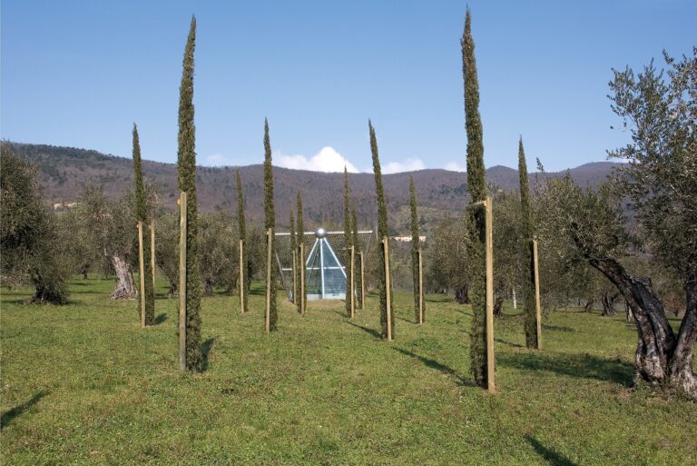 Sandro Veronesi, Andrea M.N. Mati, La serra dei Poeti, parco di Villa Celle, Santomato, Pistoia, © Fattoria di Celle – Collezione Gori, ph. Serge Domingie