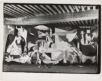 Dora Maar, Huile sur toile "Guernica" en cours d'exécution, état VII, atelier des Grands-Augustins, Paris, en mai-juin 1937, Paris, 1937, épreuve gélatino-argentique, 24 x 30,4 cm, Musée national Picasso-Paris, don Succession Picasso, 1992, APPH1370 ©RMN-Grand Palais / Mathieu Rabeau ©Succession Picasso 2018