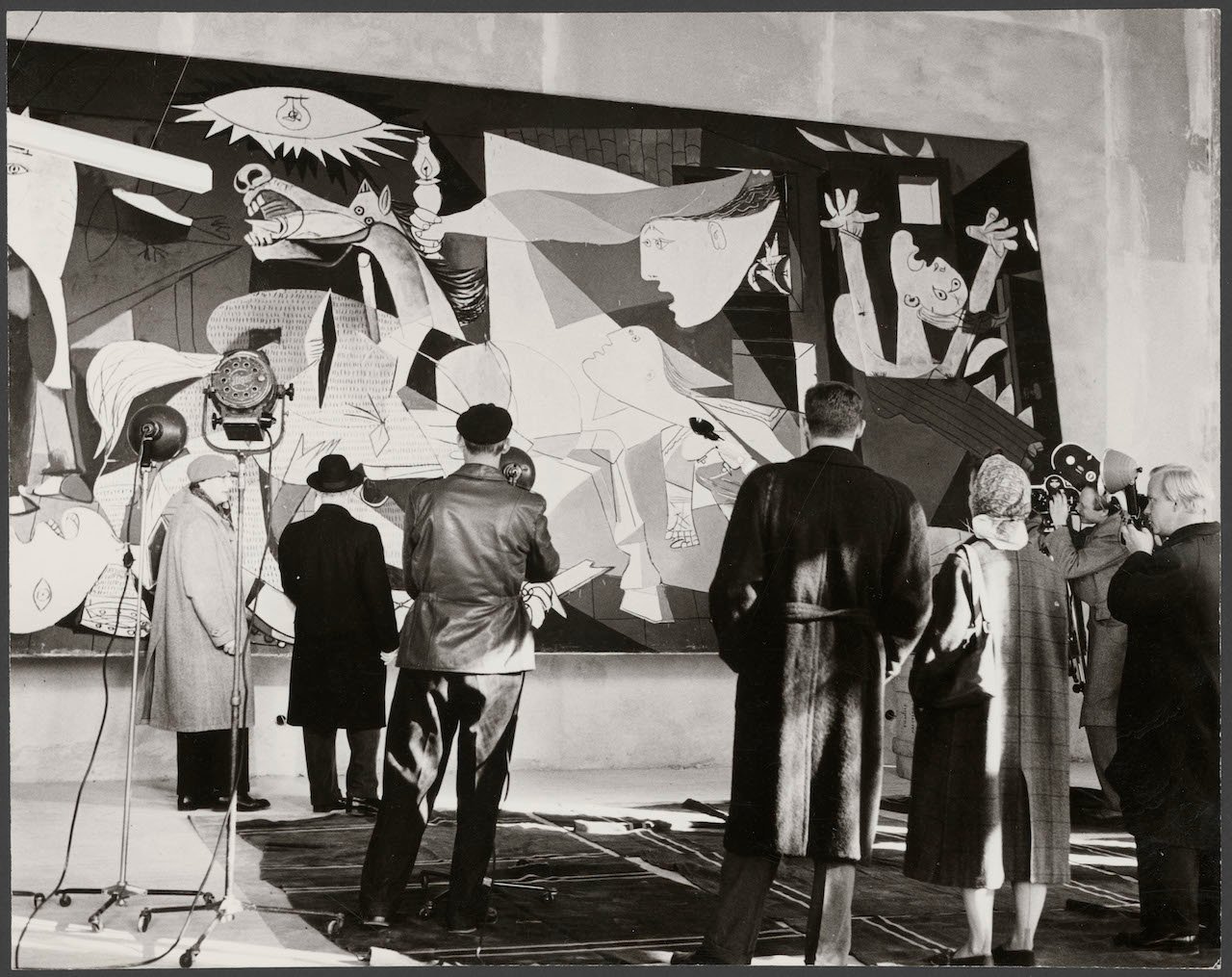 Kary H. Lasch, Huile sur toile "Guernica" lors de l'exposition "Guernica" au Nationalmuseum, Stockholm, en octobre-décembre 1956, 1956, épreuve gélatino-argentique, 17 x 21,7 cm, Musée national Picasso-Paris, APPH13672 © RMN-Grand Palais / image RMN-GP ©Sucession Picasso 2018