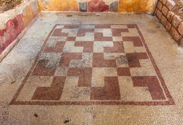 7 VillaMosaiciSpello stanza mosaico geometrico A tredici anni dalla scoperta, apre finalmente al pubblico la Villa dei Mosaici di Spello