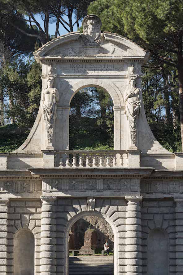 Il portale degli Orti Farnesiani rimontato su via di San Gregorio e ingresso attuale al parco archeologico del Palatino (fotografia di Stefano Castellani)