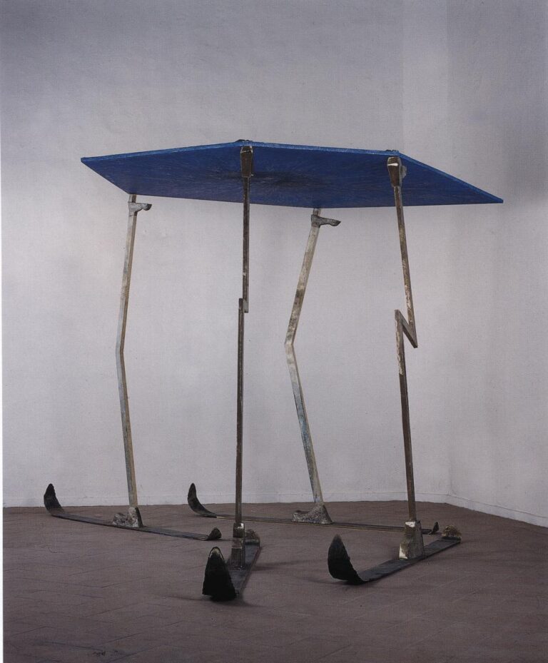 Renato Ranalsi Bilico celeste, 1988 Biennale di Venezia. Tela e bronzo, altezza 250 cm