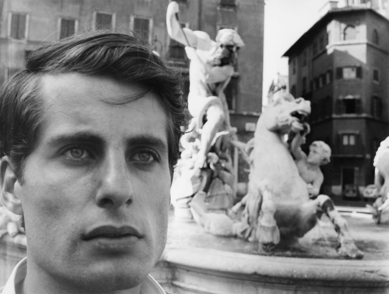 Cesare Tacchi a Piazza Navona, Roma 1964. Photo Renato Mambor