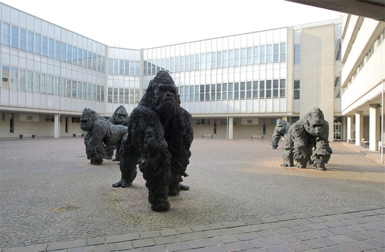 Davide Rivalta, Gorilla, 2002. Palazzo di Giustizia, Ravenna. Foto Davide Rivalta