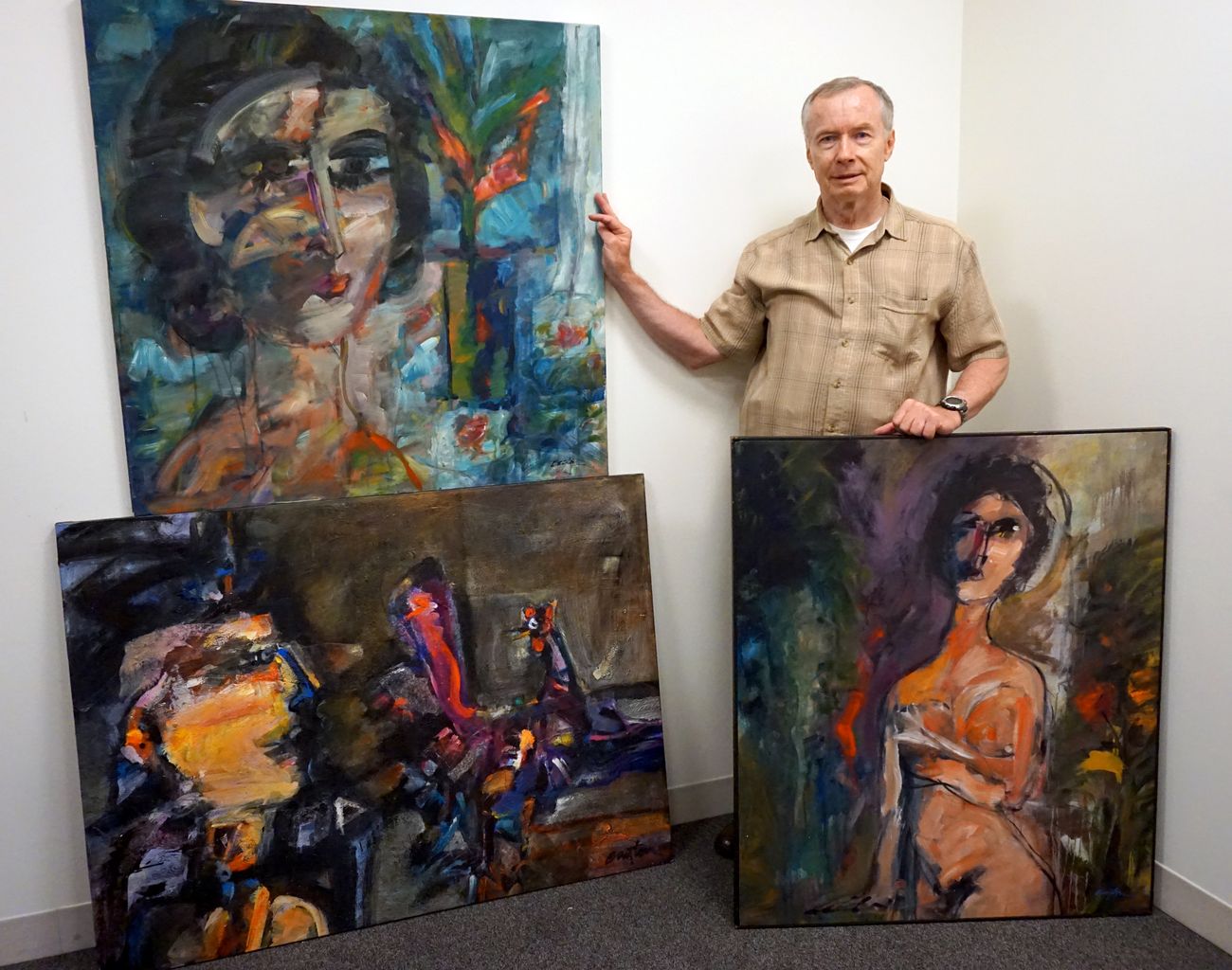 Don Hrycyk con alcuni dipinti rubati e recuperati dal LAPD Art Theft Detail