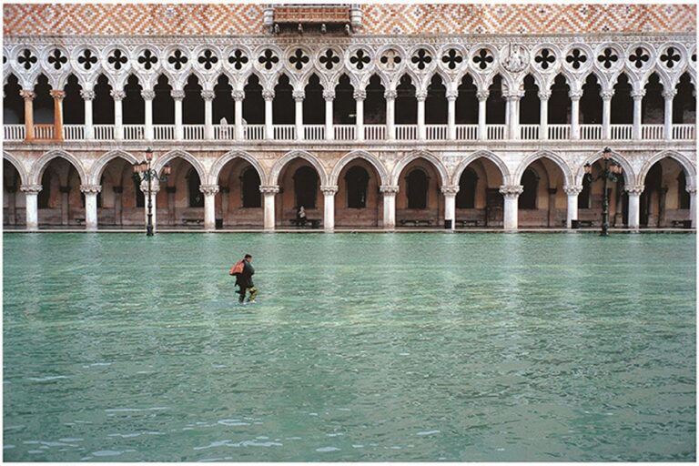 Fulvio Roiter, Acqua alta in Piazzetta San Marco, 2002 © Fondazione Fulvio Roiter