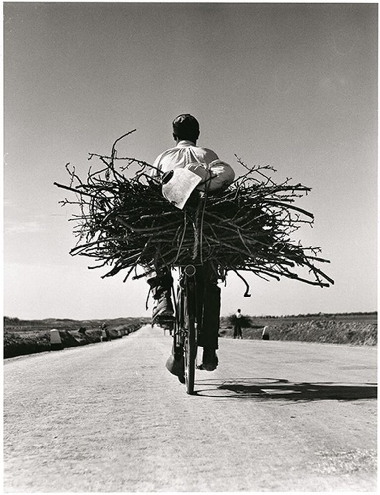 Fulvio Roiter, Sicilia, Sulla strada Gela Niscemi, 1953 © Fondazione Fulvio Roiter