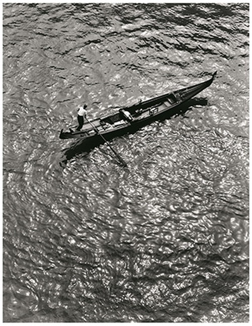 Fulvio Roiter, Venezia, Gondola dall'alto del Ponte di Rialto, 1953 © Fondazione Fulvio Roiter