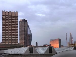 84 manichini sul tetto dell’emittente ITV da Mark Jenkins a Londra. Ed è subito polemica