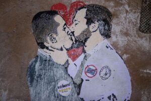 Il bacio tra Di Maio e Salvini è solo un ricordo. Cancellato immediatamente il murale di Tvboy