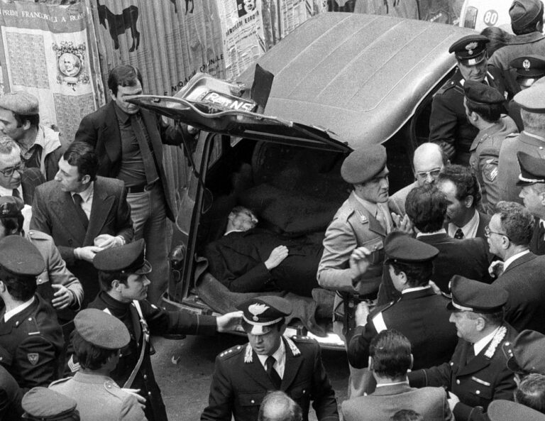 Il cadavere di Aldo Moro ritrovato in via Caetani a Roma, 9 maggio 1978