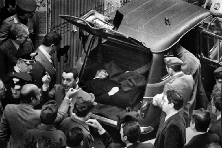 Il cadavere di Aldo Moro ritrovato in via Caetani a Roma, 9 maggio 1978