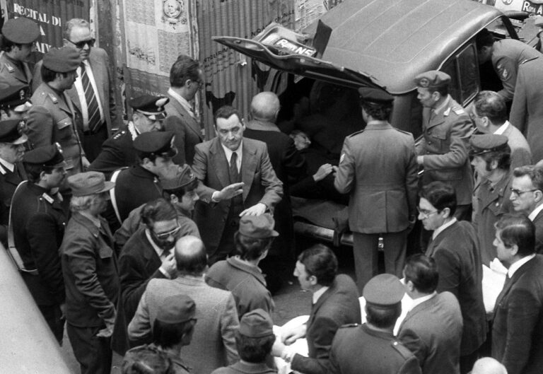 Il cadavere di Aldo Moro ritrovato in via Caetani a Roma, 9 maggio 1978