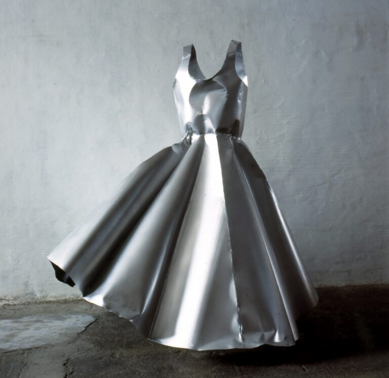 Susy Gomez Vestido 1998 1999 painted steel