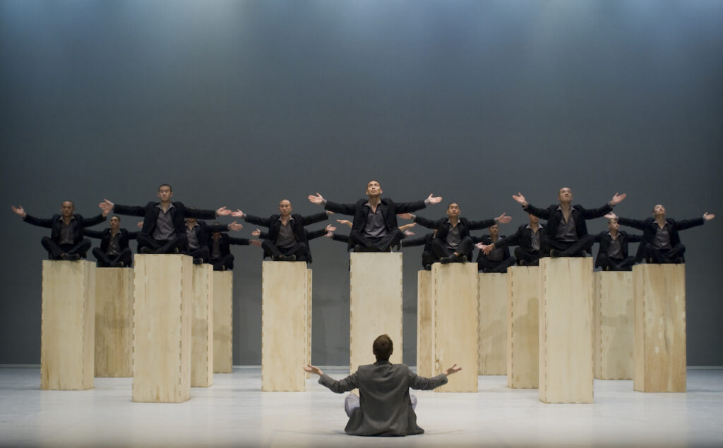 Torna a Londra Sutra, lo spettacolo teatrale ideato dall’artista Antony Gormley