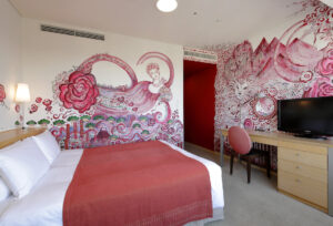 Artist in Hotel Project: stanze e divise d’artista al Park Hotel di Tokyo. Le immagini