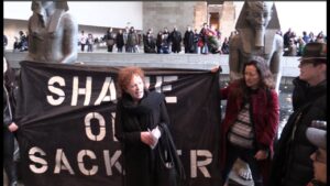 Nan Goldin occupa il MET di New York per protesta contro l’uso dei farmaci oppiacei