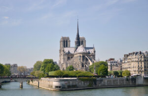 La cattedrale di Notre-Dame è in declino e la Francia cerca finanziamenti stranieri