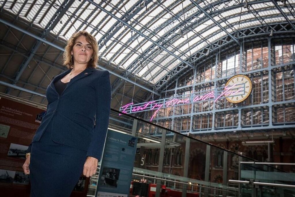 Le immagini del nuovo intervento di arte pubblica di Tracey Emin a Londra