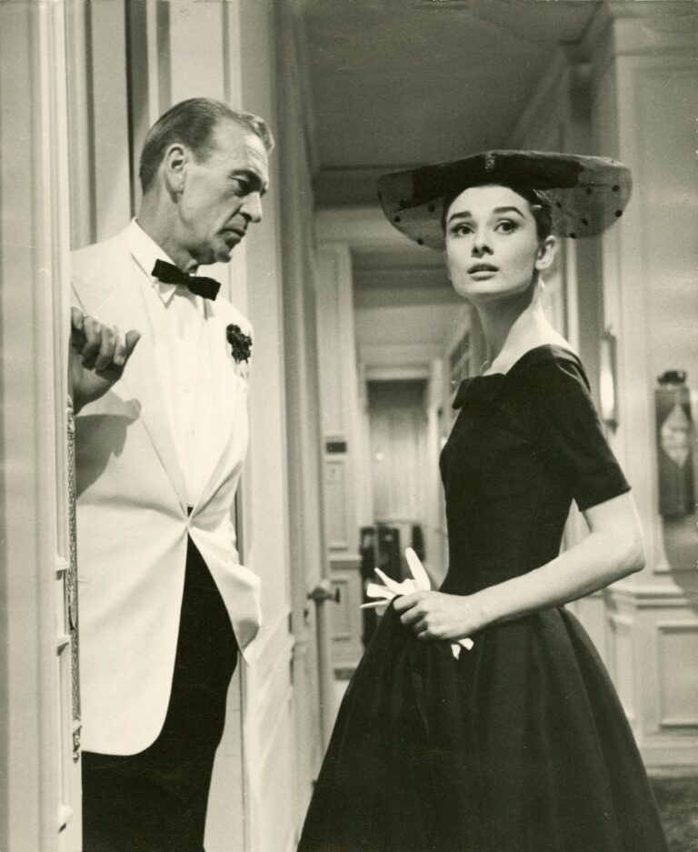 Audrey Hepburn veste Givenchy sul set di "Love in the Afternoon" (1957)