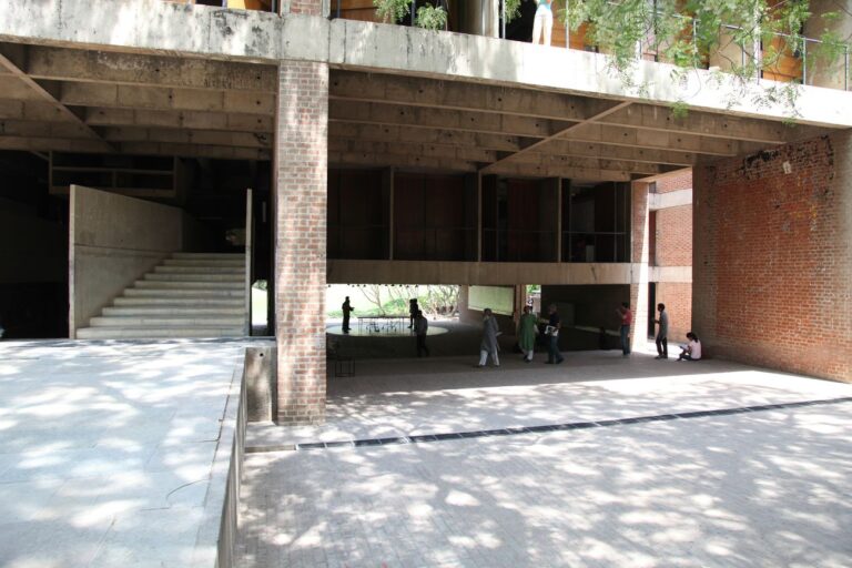 CEPT, la scuola di architettura, pianificazione urbanistica, design e tecnologia di Ahmedabad fondata da Doshi nel 1962, marzo 2011