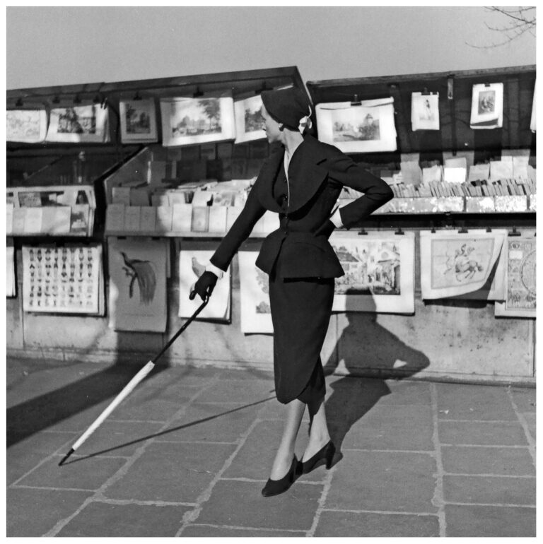 Christian Dior Suit photographed by Willy Maywald 1950 Gli Anni Cinquanta e la moda. Miti, riti e ossessioni lungo “Il filo nascosto”