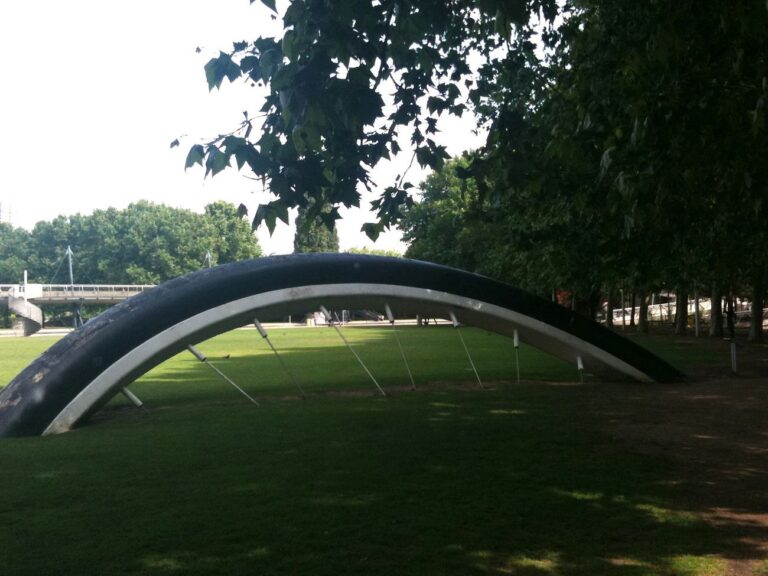 Claes Oldenburg, Parc de la Villette, Parigi. Photo Claudia Zanfi