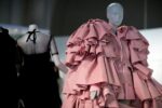 Cristóbal Balenciaga in mostra a Londra VA Museum Gli Anni Cinquanta e la moda. Miti, riti e ossessioni lungo “Il filo nascosto”