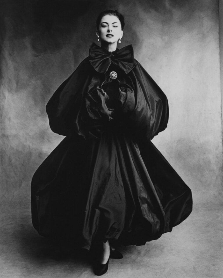 Cristobal Balenciaga abito a palloncino – Ph. Irving Penn per Vogue Gli Anni Cinquanta e la moda. Miti, riti e ossessioni lungo “Il filo nascosto”