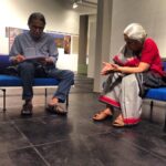 Doshi e la moglie Kamala alla mostra a lui dedicata alla NGMA - National Gallery of Modern Art di Delhi, 2014