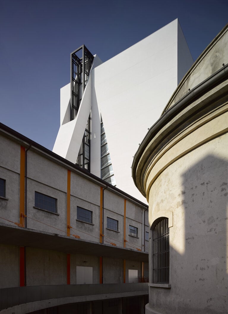 Fondazione Prada Torre 4 La Fondazione Prada di Milano è finalmente completata. Apre al pubblico la Torre di Rem Koolhaas
