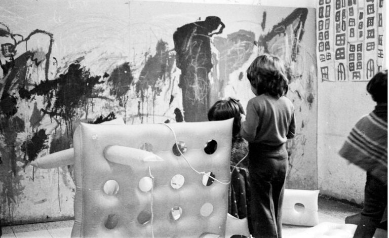 Franco Mazzucchelli, Meccano gonfiabile, Scuola Montessori, via Milazzo, Milano, 1967. Fotografia F. Mazzucchelli