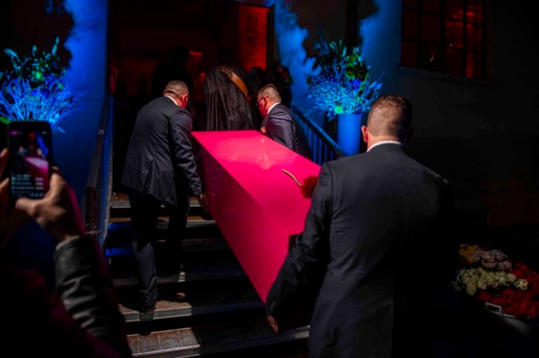 Il design della morte. Lanciata a Milano la funeral collection Potalove con party a tema. Le foto