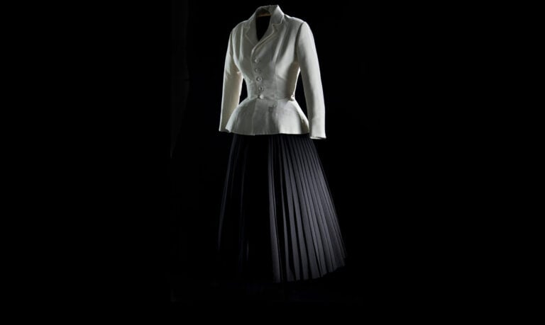 Il celebre tailleur Bar di Christian Dior Gli Anni Cinquanta e la moda. Miti, riti e ossessioni lungo “Il filo nascosto”