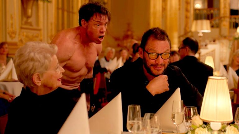 La performance dell'uomo gorilla nel film The Square (2017) di Ruben Östlund